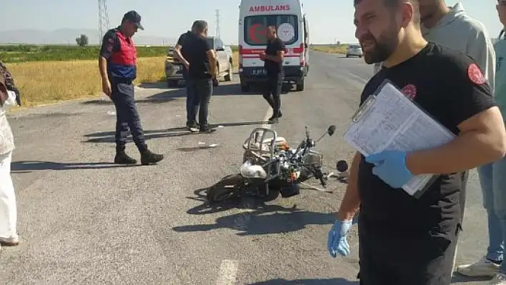 Motosiklet ile otomobil çarpıştı