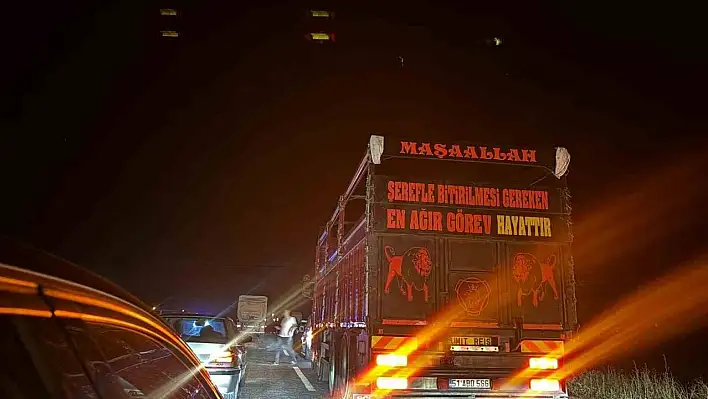 Motosiklet seyir halindeki tıra çarptı: 2 kişi...
