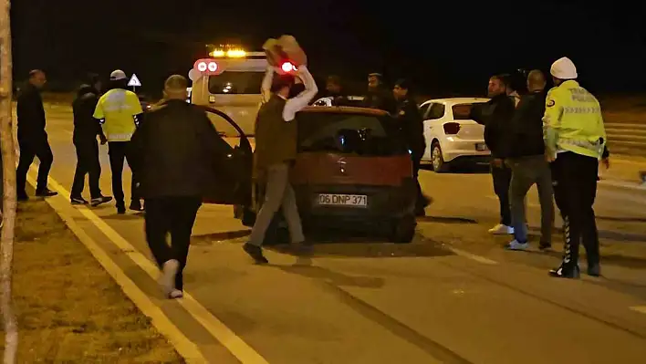 Motosiklet sürücüsü kazada öldü, yakınları otomobili parçaladı