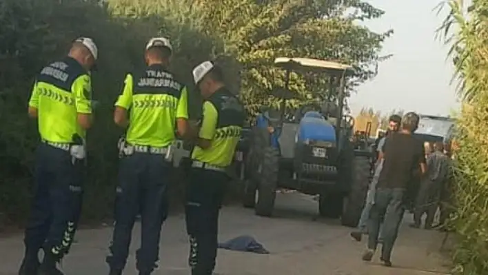 Motosiklet sürücüsü traktöre arkadan çarparak can verdi!