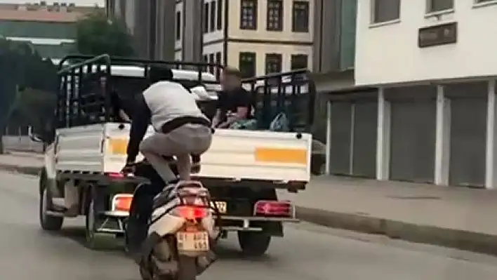 Adana'da motosikletli şahsın hareketleri hayrete düşürdü!