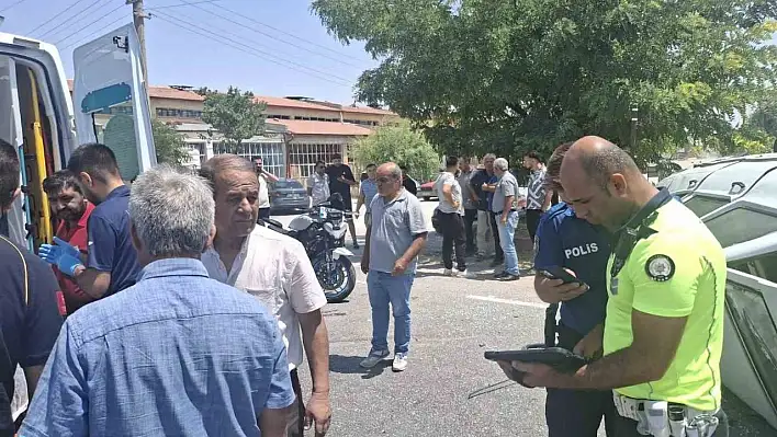 Otomobil ile motosiklet çarpıştı: 1'i ağır, 3 yaralı