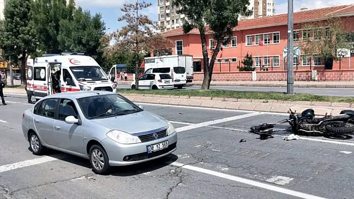 Motosikletler çarpıştı, ortalık savaş alanına döndü!