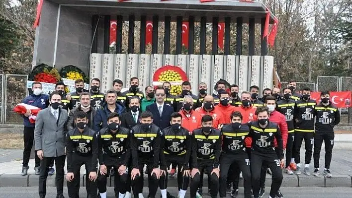 MR Grup FK'den Şehitlere saygı duruşu