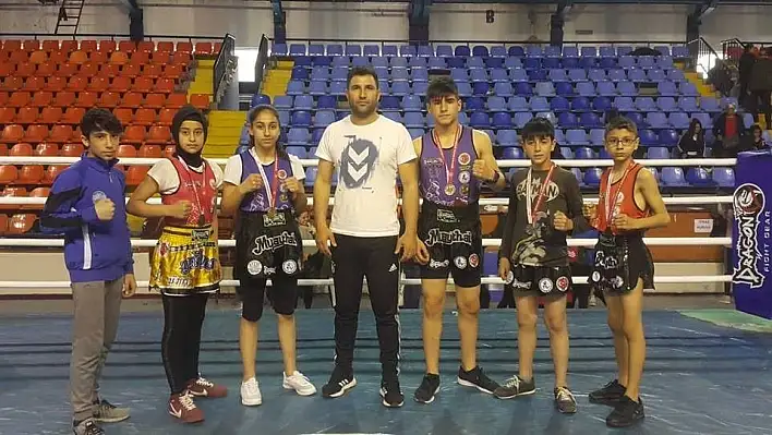 Muaythaiciler Kütahya'dan madalyalarla döndü