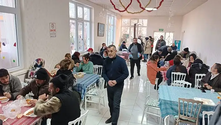 Depremzedelere çay ve yemek ikramı