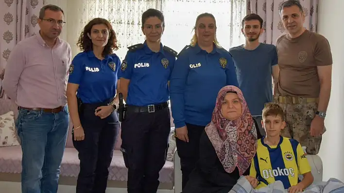 Müdür Aydın, kaza geçiren şehit oğlu Ahmet Tufaner'i ziyaret etti