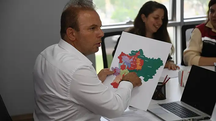 Müdür haritayı eline aldı! Kayseri'de 60 milyon euroluk hibe projede son durum ne