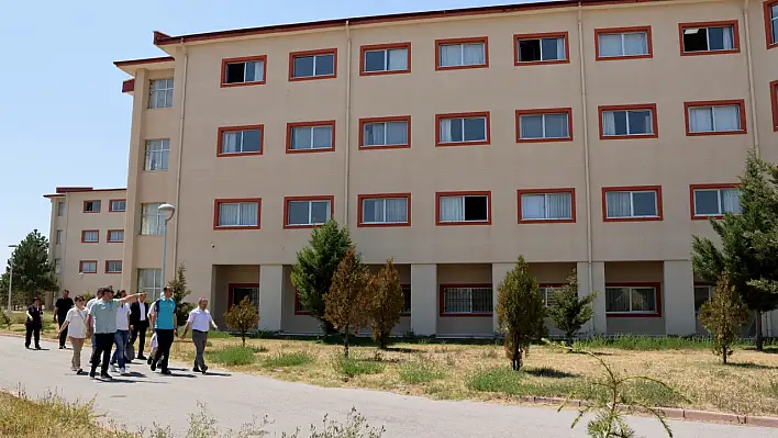 Müdür, hastanede denetime çıktı