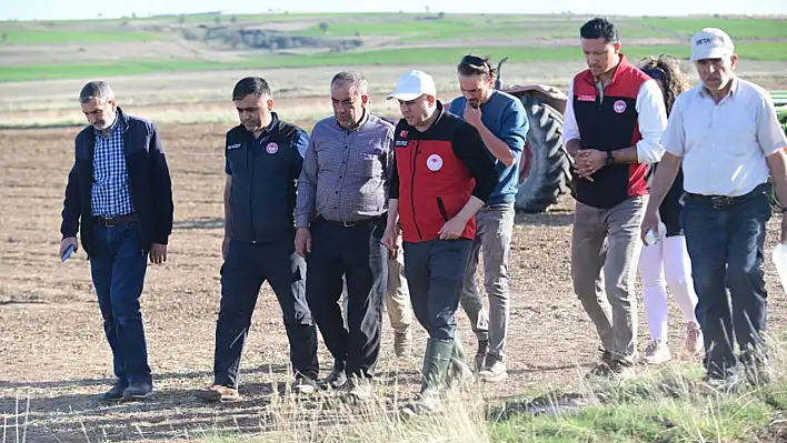 Müdür traktöre bindi, bakın ne ekti!