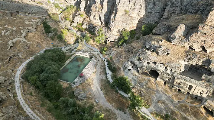 Müslüman ve Hristiyanların birlikte yaşadığı 800 yıllık yapı kaderine terk edildi