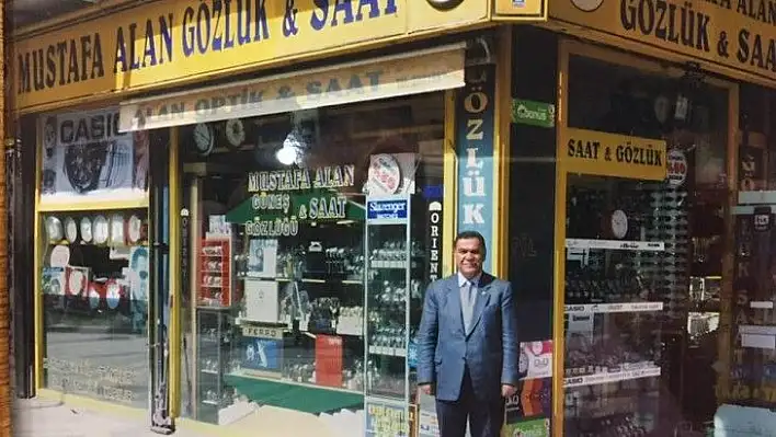 Mustafa Alan saatçiliğe geri mi döndü? Esnaf pozu!