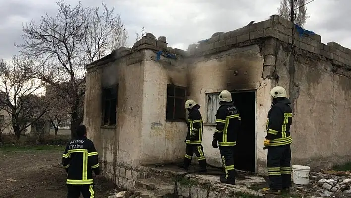 Müstakil ikamette çıkan yangın, itfaiye ekiplerini harekete geçirdi