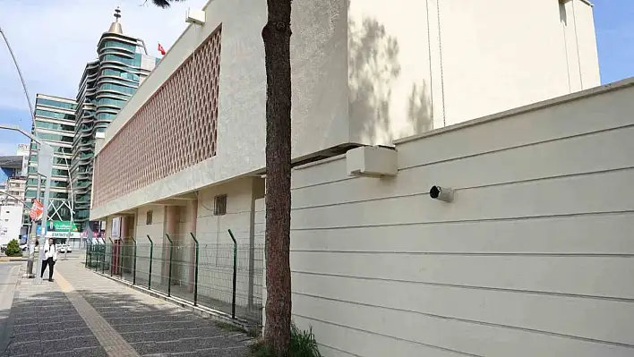 Müzede çöpe atılan biletleri yeniden sattılar