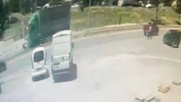 Nakliye kamyonu yayaya çarptı