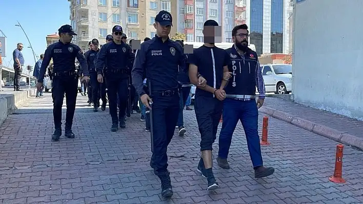 Uyuşturucu operasyonunda yakalanan 15 kişi...