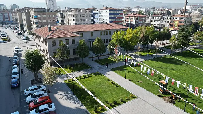 Tarihi taş bina sanatla buluşuyor