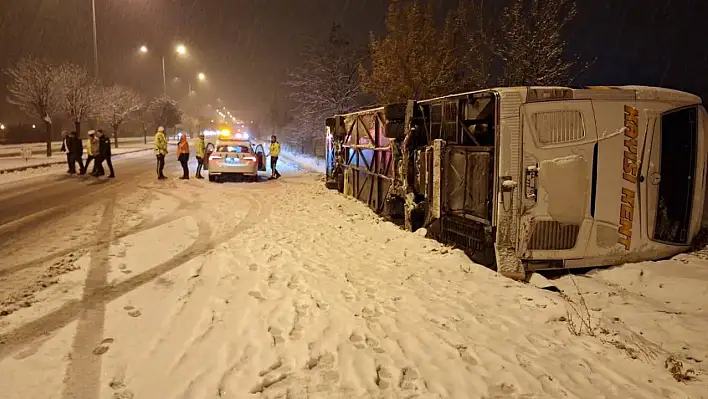 Kayseri-Nevşehir yolunda yolcu otobüsü devrildi