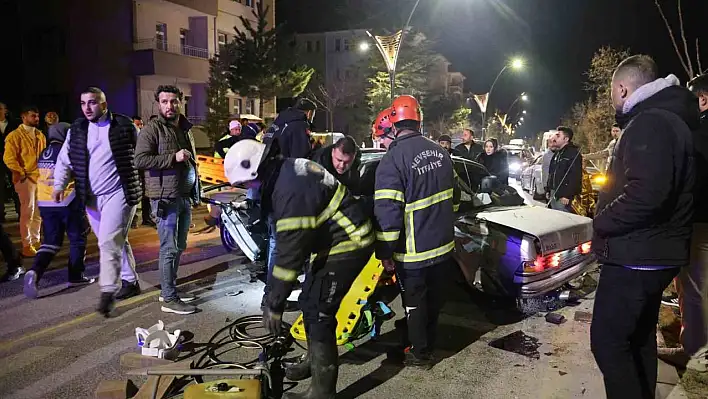 Ortalık savaş alanına döndü! Kazazedelerin yakınları önce ambulansa sonra itfaiyeye saldırdı