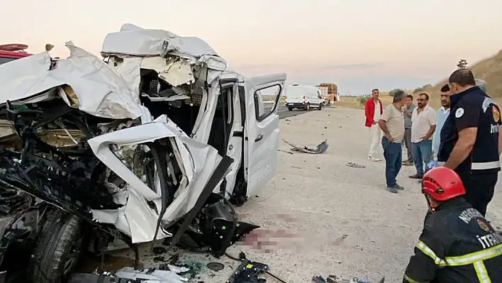 Nevşehir'de otomobil Tıra çarptı: 1 Ölü, 1 yaralı var