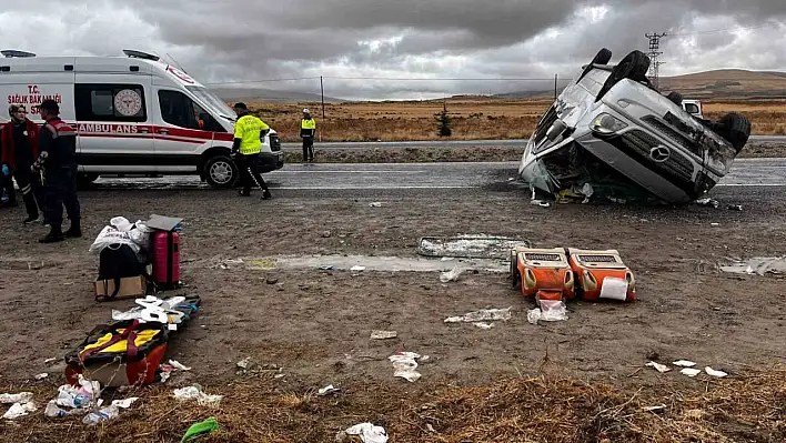 Turistleri taşıyan minibüs takla attı: 18 yaralı