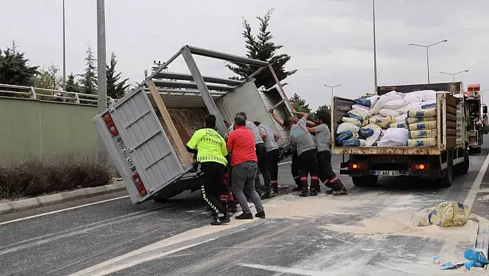 Un yüklü kamyonet devrildi: 2 kişi...