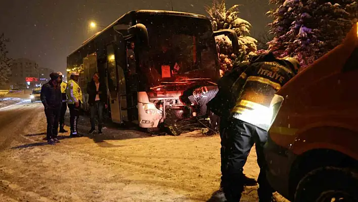 Yolcu otobüsü ile otomobil çarpıştı