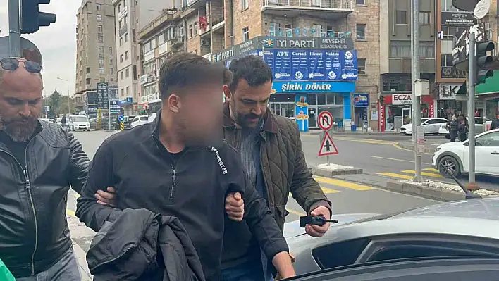 AVM'de silahla gezen genç, polisi alarma geçirdi