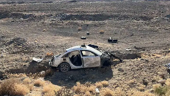 Otomobil hurdaya döndü: 2 kişi öldü, 1 kişi yaralandı