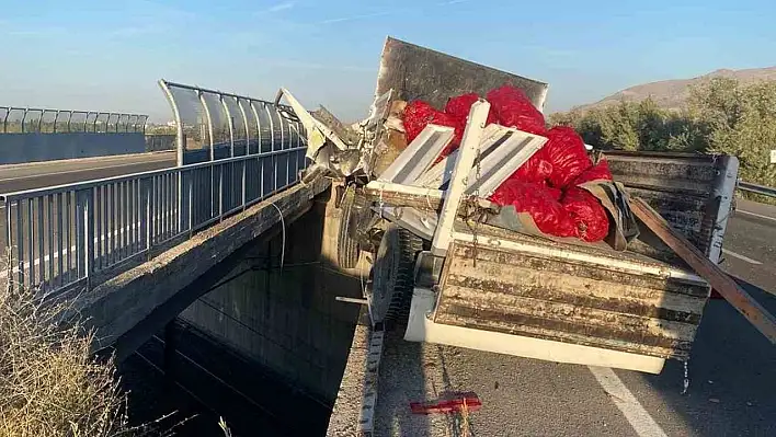 Niğde'de kamyonet bariyerlere çarptı: 1 yaralı