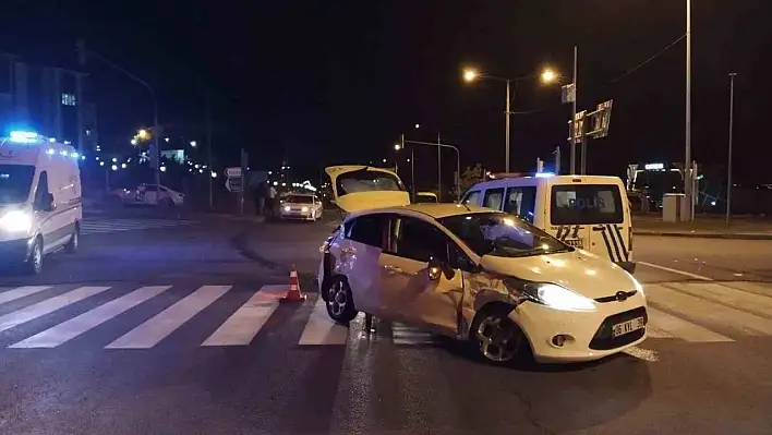 Niğde'de otomobiller çarpıştı: 3 yaralı