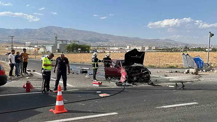 Refüje çarpan otomobil alev aldı