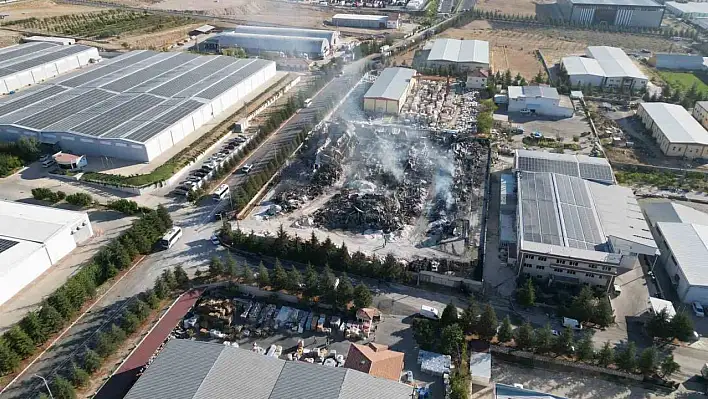 Fabrika saatlerce yandı!