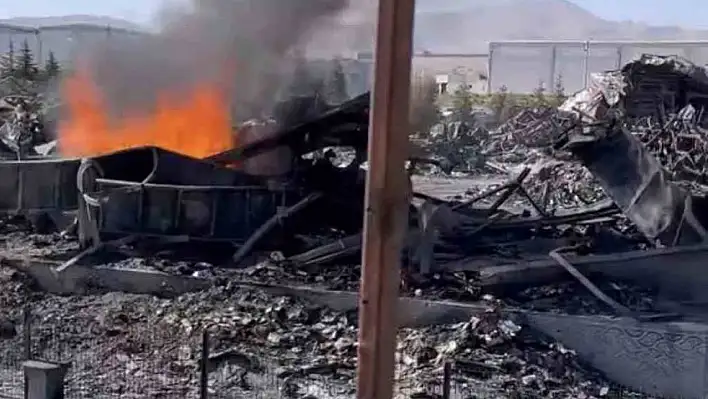 Söndürülemiyor: Fabrikadaki yanıcı hammaddeler itfaiyeyi zorluyor!