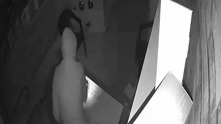 İşyeri duvarını kırıp hırsızlık yapan şahıs yakalandı