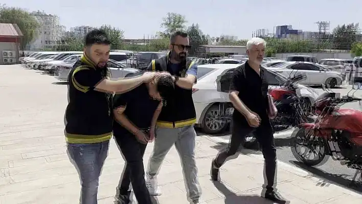 Mezarlığa gelenlerin araçlarını soydular
