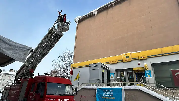 O ilçede 50 santimetrelik sarkıtlar temizlendi