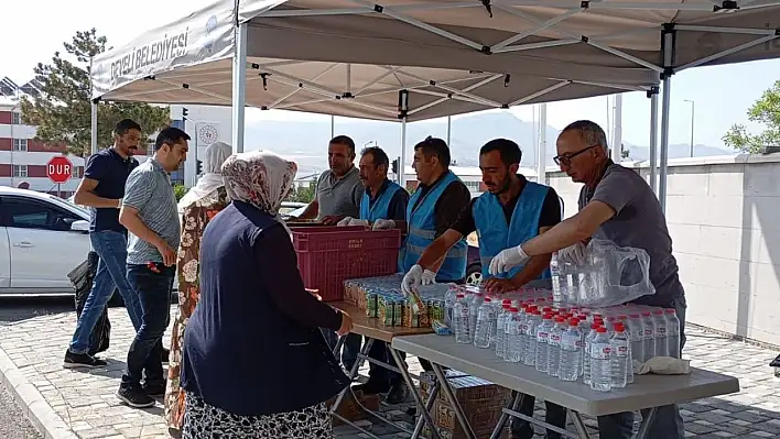 O ilçede meyve suyu ve simit dağıtıldı!