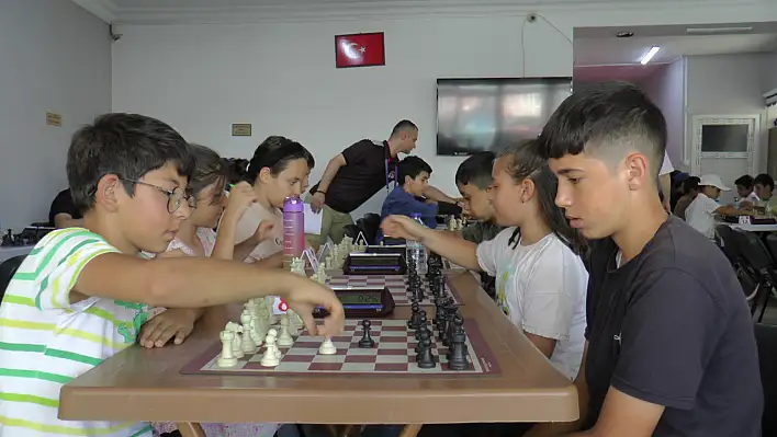 O mahallede ödüllü satranç turnuvası düzenlendi