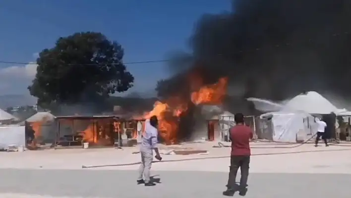 Oba çadırında yangın ve patlama meydana geldi: 12 çadır kül oldu