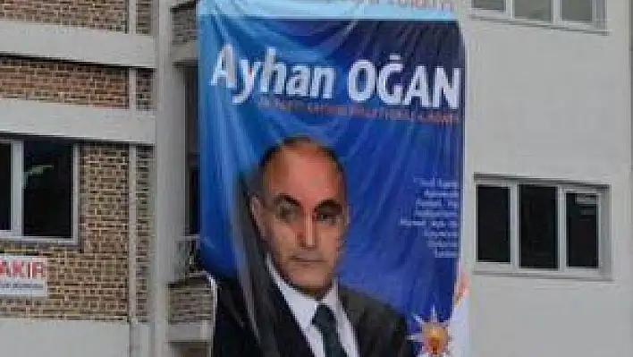 OĞAN'DAN DÜŞÜNDÜREN PANKART