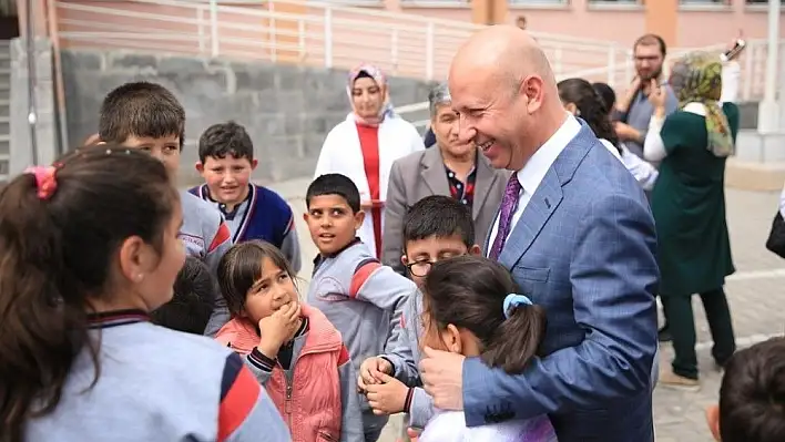 Öğrenciler, Başkan Çolakbayrakdar'ı Türk bayrakları eşliğinde karşıladı
