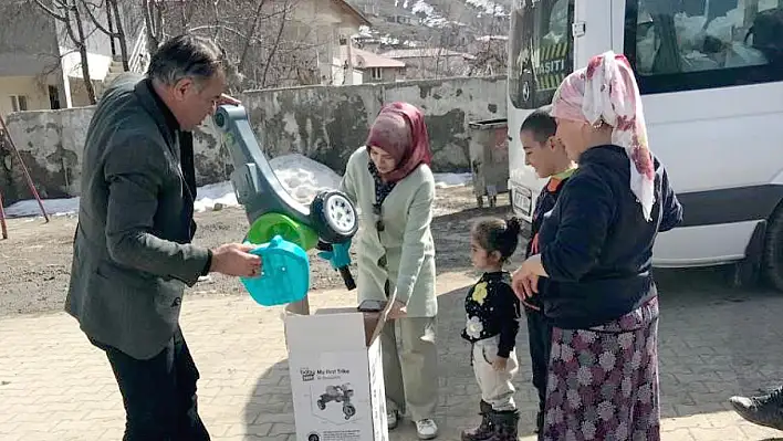 Öğrenciler, harçlıkları depremzedelere gönderdi