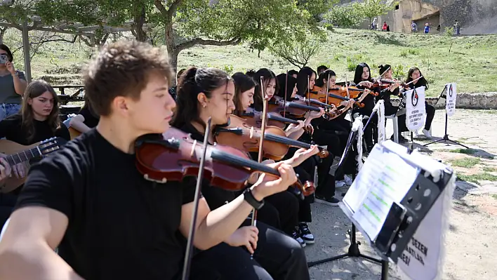 Öğrenciler turistlere konser verdi
