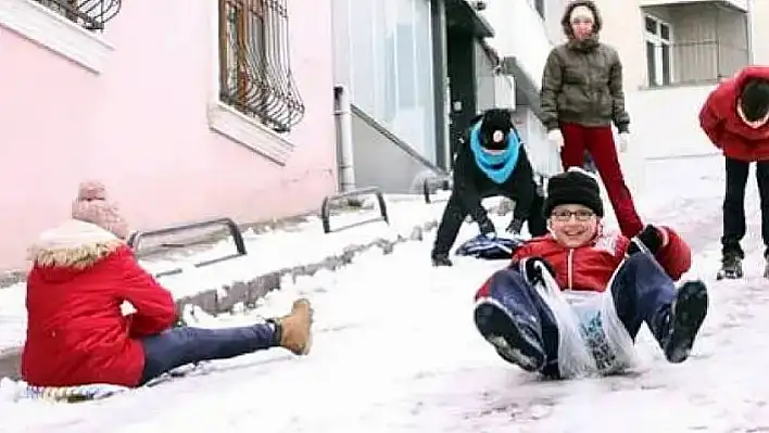 Öğrencilerden Vali Gökmen Çiçek'e kar tatili için mesaj yağıyor!