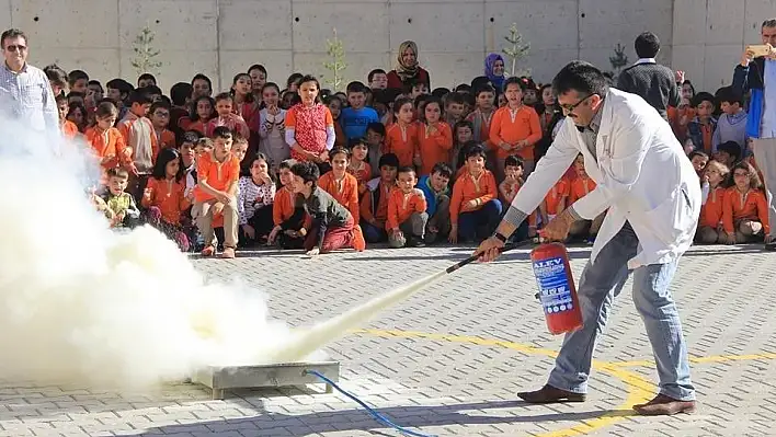 Öğrencilere yangın eğitimi 