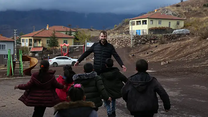 Öğrencileri için günde 100 kilometre yol kat ediyor