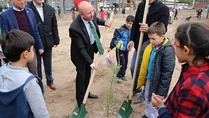 Öğrencilerin büyüttüğü fidanlar toprakla buluştu