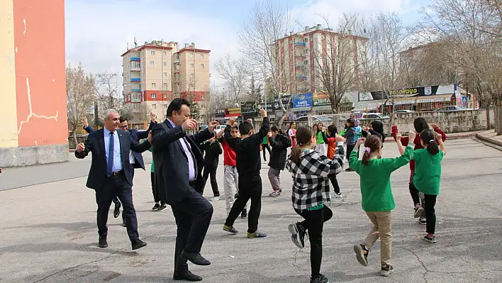 Öğrencilerini yalnız bırakmadı, harman dalı oynadı