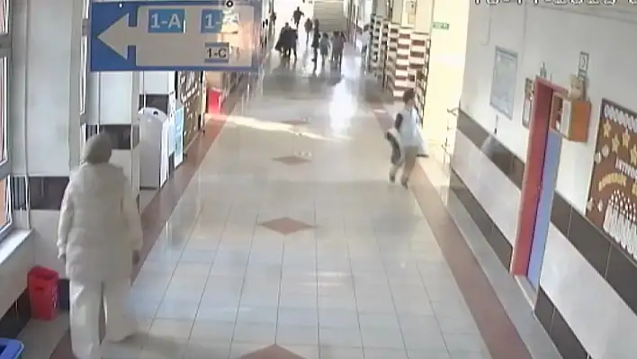 Öğrenciye okul müdüründen hayati müdahale!
